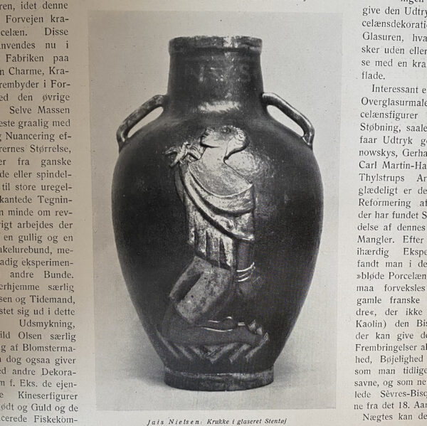 Jais Nielsen (1885–1961) Abraham Ofrer / Sønnen Isac, 1927 (Abraham opfert seinen Sohn Isaak) Unikate Monumentalvase aus Steinzeug Ausführung für Royal Copenhagen 1927 Höhe ca. 57,7 cm Um den Hals bezeichnet IAIS ANNO DOMINI MCMXXVII Marken im Vasenhals: „JAIS 14-10-27“ und Drei Wellen-Marke von Royal Copenhagen Abbildung in: Dr. Axel Heine, Kgl. Kjøbenhavnske Porcelænsfabrik, in: Samleren 4 (1927), 137.