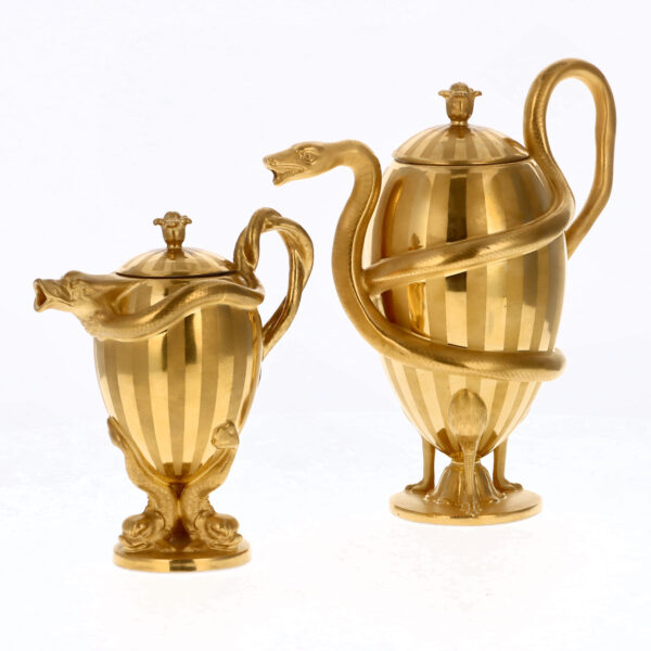 Kannenpaar mit Schlangenhenkeln: Kaffeekanne auf drei Straußenbeinen und Sahnekanne, mit drei Delfinen als Fuß, KPM Berlin um 1810
