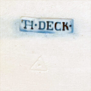 Wandteller “Ente im Flug”, um 1885 Ernest Carrier (1858–1908) für Theodore Deck (1823–1891) Vorderseite: Signatur 'E. Carrier' Rückseite: Kopfmarke THEODORE DECK CERAMIQUE, TH (ligiert) • DECK • und Preßmarke Dreieck mit Punkt Durchmesser: 60 cm